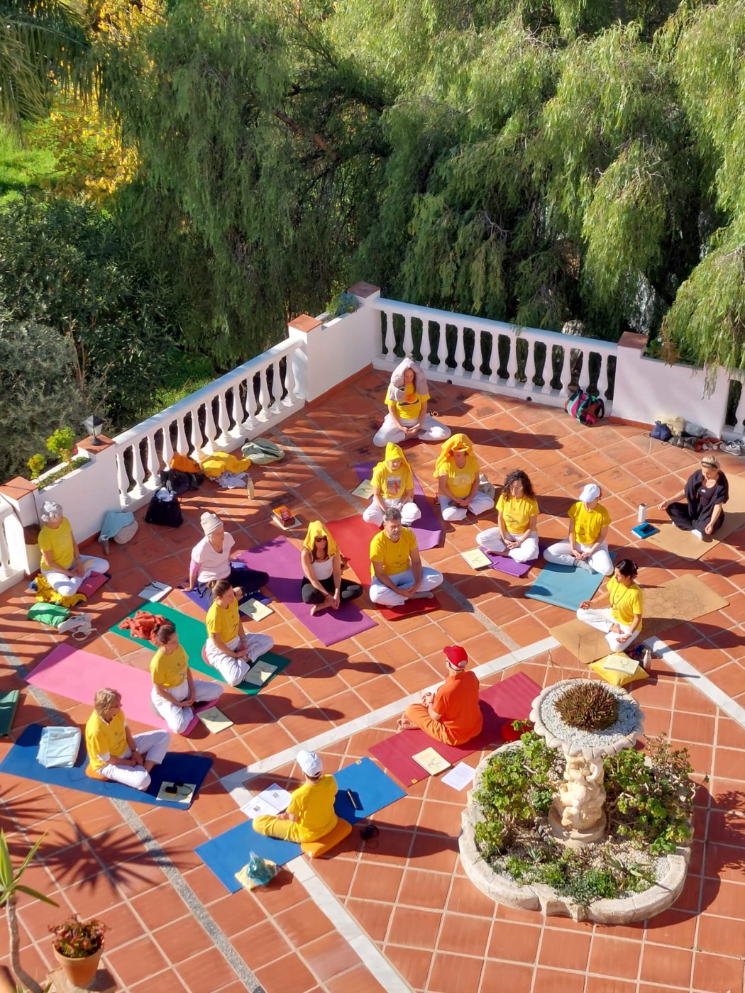 Grupo practicando yoga en una terraza del Hotel Balcón de Cómpeta