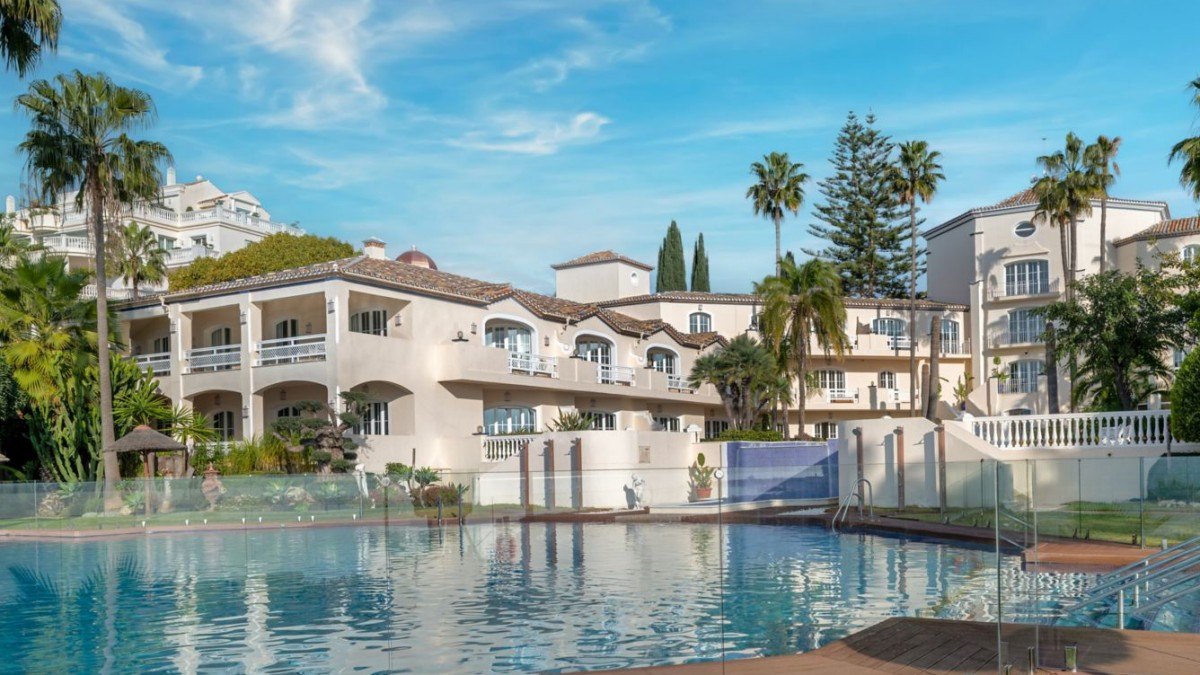 Piscina exterior y edificio del Grand Hotel Las Dunas en Estepona