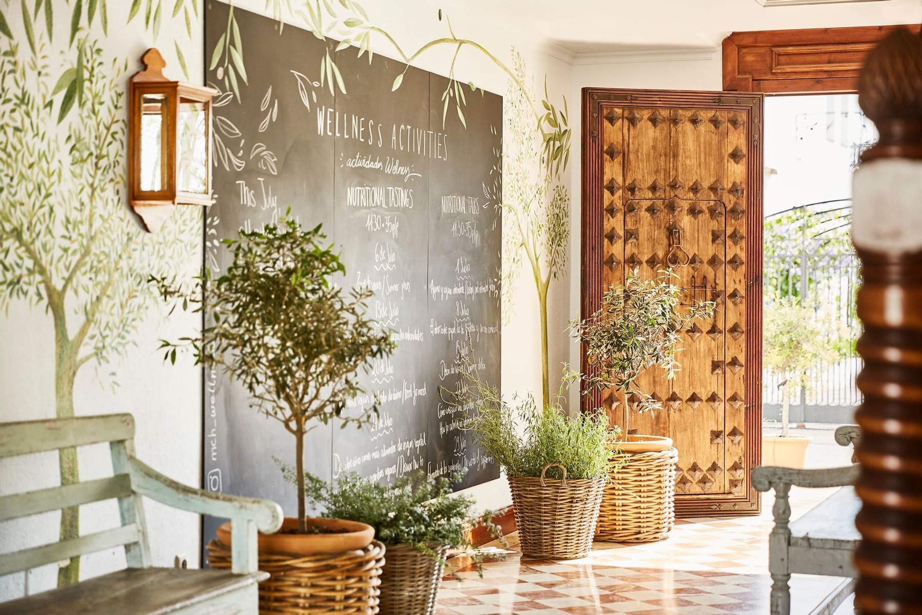 Entrada y patio del área de spa de Marbella Club