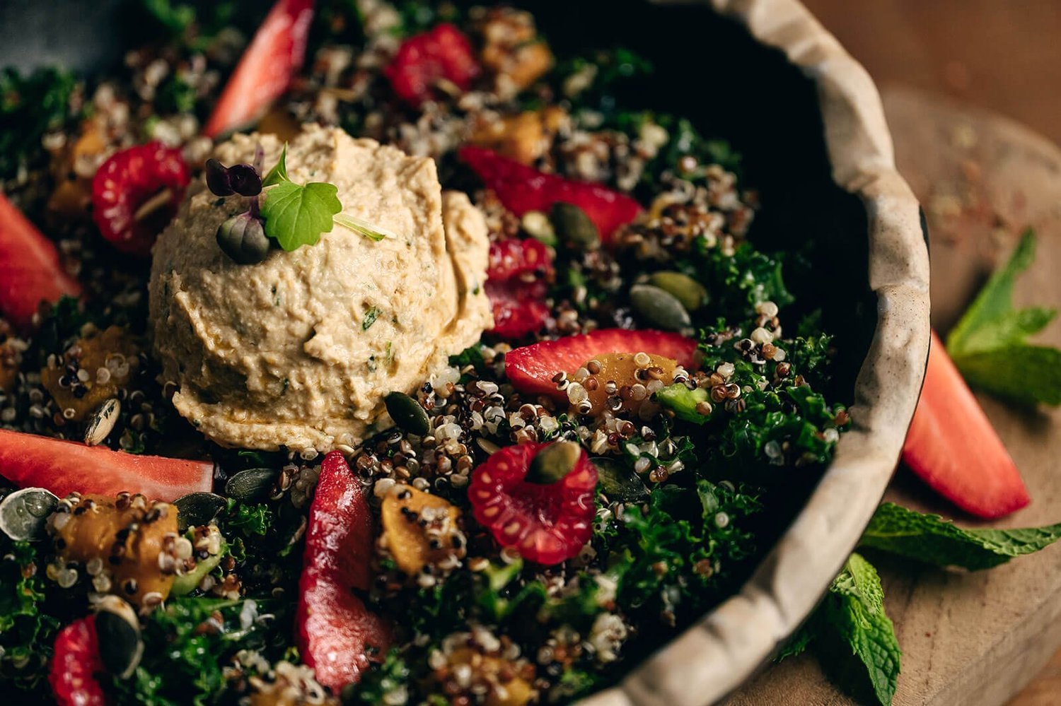 Detalle de una ensalada servida en BYOKO